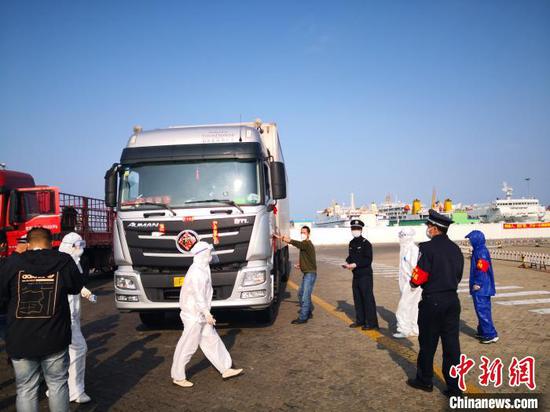 2月3日，海口新海港，工作人员对进港车辆人员进行查验放行。　尹海明 摄