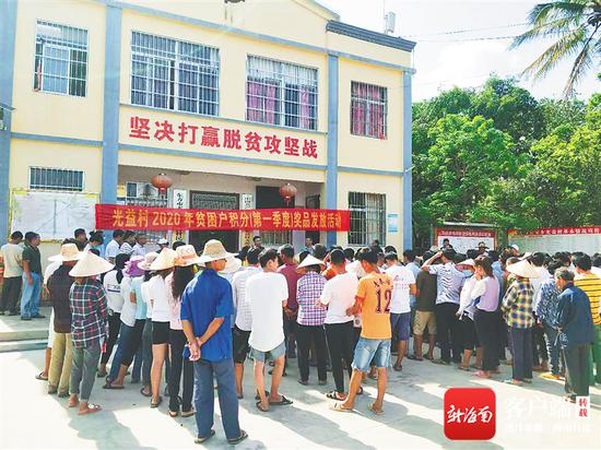 光益村2020年贫困户积分奖品发放现场。(本版图片由省民政厅提供)
