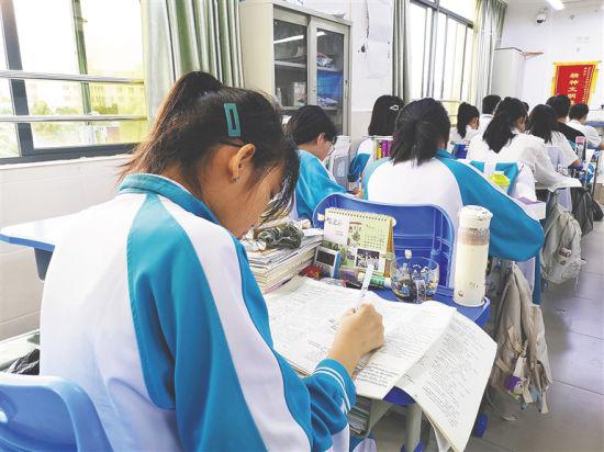 高三考生在教室里复习。 通讯员 陈星萍 摄
