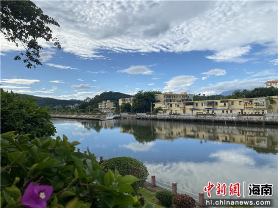  雨后放晴的白沙黎族自治县街景。符宇群摄