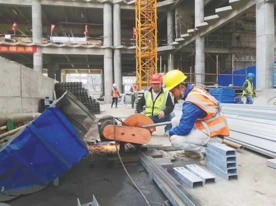 　　2022年1月1日，位于海口江东新区的大唐国际贸易中心项目施工现场，工人们假日施工仍继续。本报记者 刘梦晓 摄