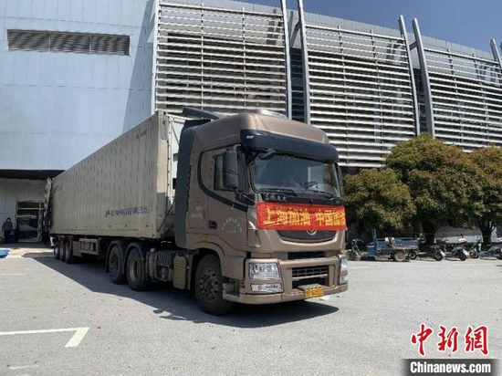 海南三亚支援的20余吨水果和蔬菜抵达交大校园。　上海交大供图