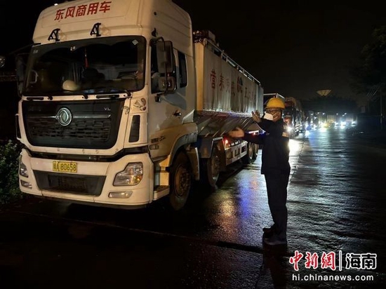 图为港口工作人员对进港车辆进行引导。吴超供图