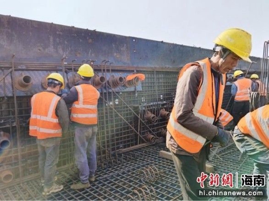 图为海南环岛旅游公路项目现场工人施工场景。海南省交通投资控股有限公司供图