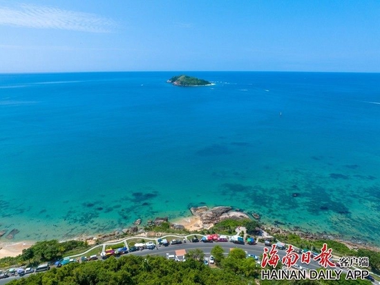  4月30日，万宁石梅湾的海水清澈见底。