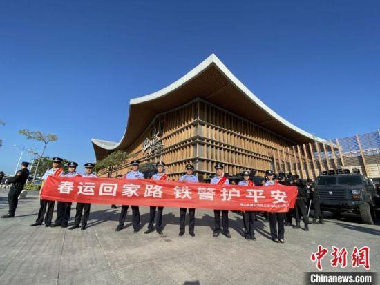 10日,三亚火车站派出所联合三亚市特警支队集结警力,共同开展春运宣传活动和110日宣传活动。 钟泽亮 摄