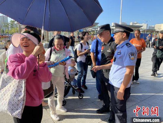 10日,三亚火车站派出所联合三亚市特警支队集结警力,共同开展春运宣传活动和110日宣传活动。 钟泽亮 摄