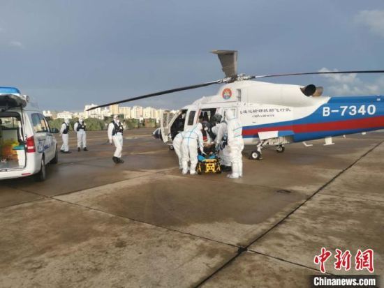 获救船员由120救护车送往三亚市人民医院进行救治。三亚海事局供图