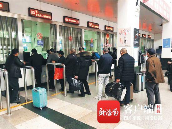  近日，海口火车站，多名老年人在人工售票窗口前排队买票。 海南日报记者 郭萃 摄