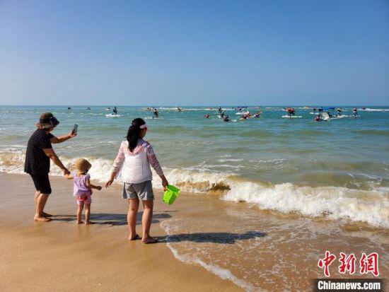 龙沐湾滨海乐园试营业现场。 记者王晓斌 摄