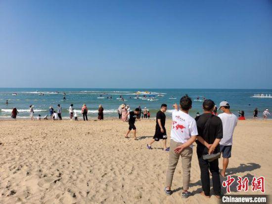龙沐湾滨海乐园试营业现场。 记者王晓斌 摄