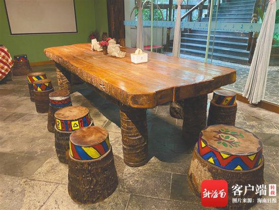  海口某客栈用椰子木制作的长桌和凳子。 海南日报记者 陈耿 摄