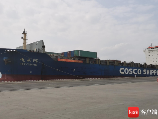 “飞云河”轮在海南洋浦港加注首船保税油。