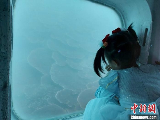 陵水分界洲岛景区,小朋友乘坐海底观光潜水艇观看海底世界。 郑立品供图