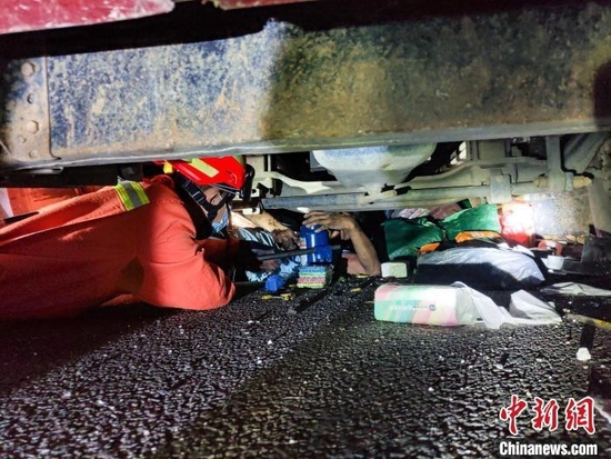消防人员救援被困司机。 莫文彬 摄