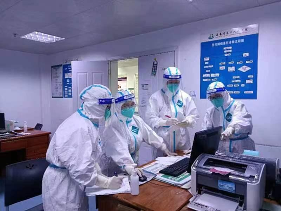 专家组成员在病区内制定患者治疗计划