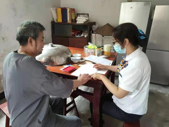 中国人寿寿险浙江常山支公司工作人员上门为村民提供保险理赔服务