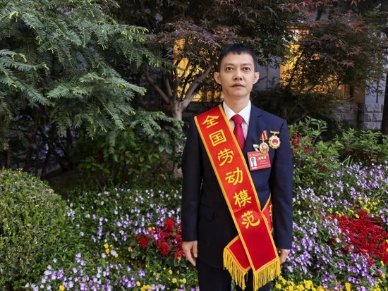冯乃华在北京参加表彰大会后留影。赖小萍 摄