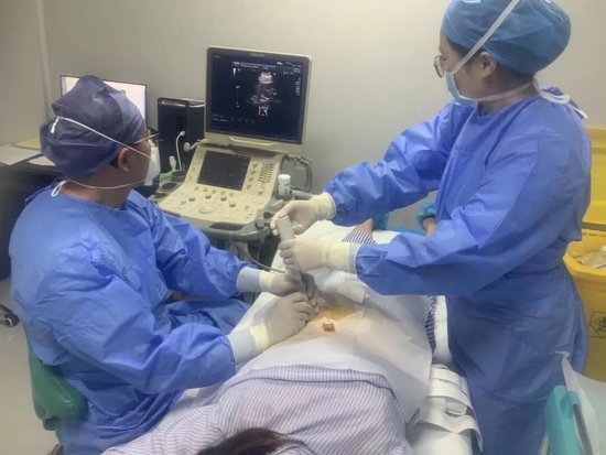  王东林副主任医师开展肾活检技术