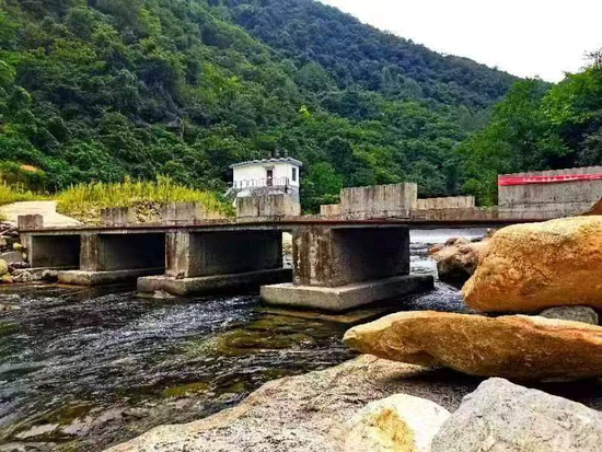 为帮扶村修筑“国寿桥”，强化基础设施建设