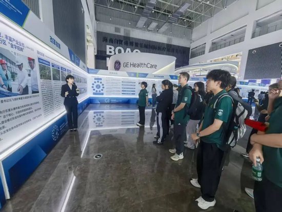 参观药科园与乐城国际医疗旅游先行区