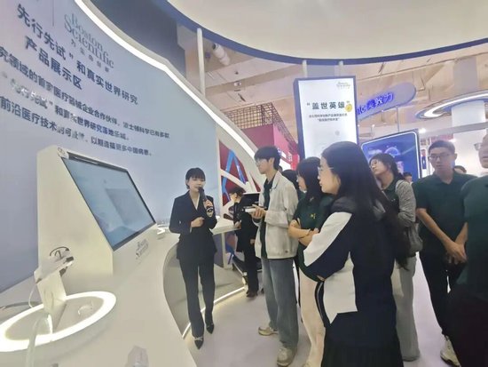 参观药科园与乐城国际医疗旅游先行区