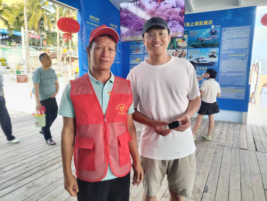 亚龙湾海底世界工作人员为游客找回车钥匙。