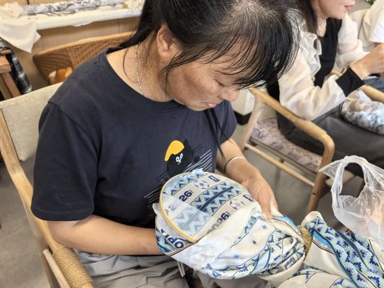 丁兰芳正在绣制带有世界杯元素的艺术丝巾