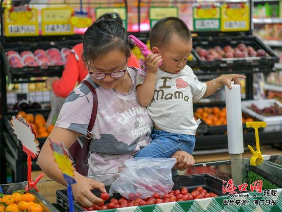 金盘路边一家超市为市民提供塑料袋装水果。本报记者 李天平 摄