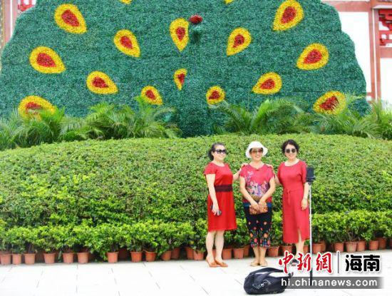 11月11日,中老年游客在三亚南山文化旅游区游览、自拍。 陈文武摄
