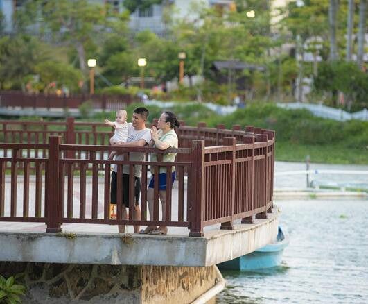 文昌市霞洞湖邊的棧道,即為木塑制品。