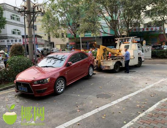 现场违停车辆被拖走