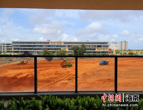 教学楼之间的空地正在平整，这里将是绿化和风雨球场。 王晓斌摄