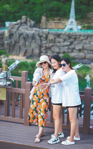 游客在莲花山文化景区游玩。海南日报记者 袁琛 摄