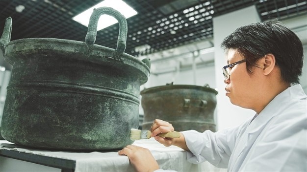 海南省博物馆开展首次多种类型珍贵文物修复