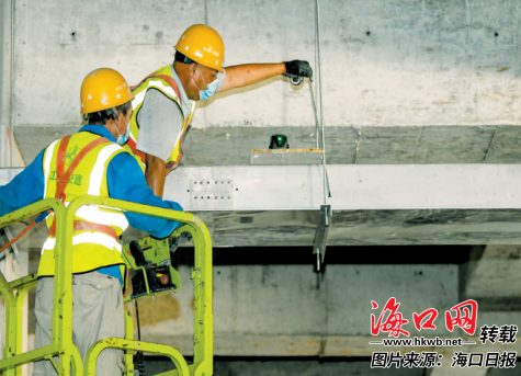  9月6日，在海口市滨江西污水处理厂项目现场，工人正在安装通风管道。