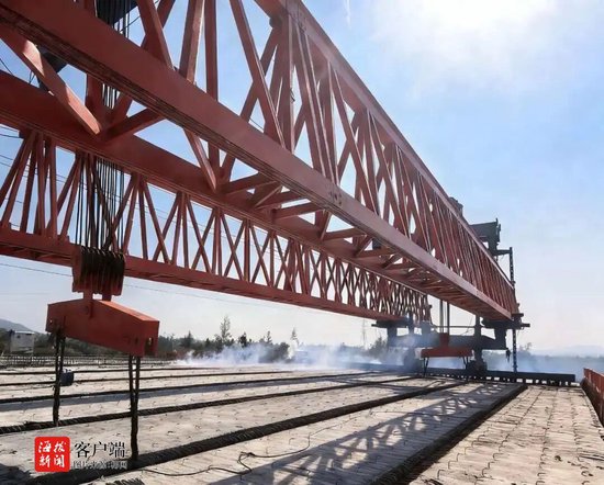 G98海南环岛高速猴岛互通跨线桥梁片架设完成 为全线贯通奠定基础