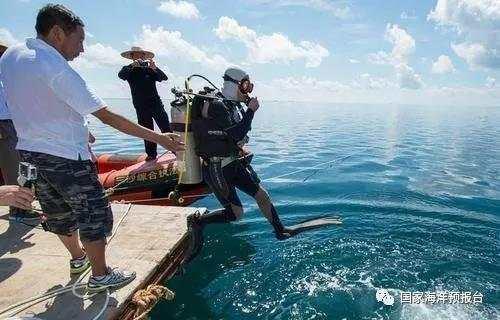 图为海洋专家穿潜水服对三沙永乐龙洞进行水下探查。