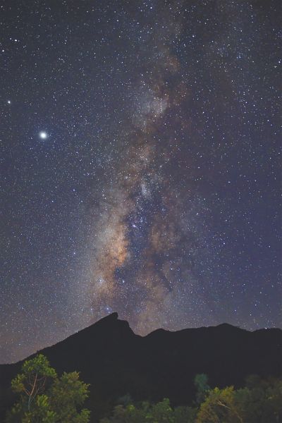 星空下的鹦哥岭，显得更加神奇美丽。 清风 摄