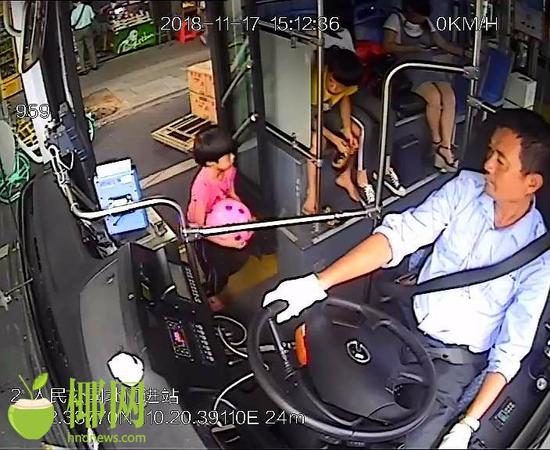 趁父亲睡觉溜出家门玩耍 熊孩子想回家却迷失了方向