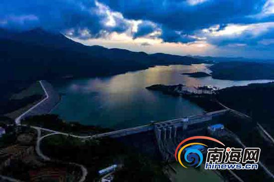 在琼中黎族苗族自治县红岭水库,夜幕下的库区蓄水充足,犹如海南中部