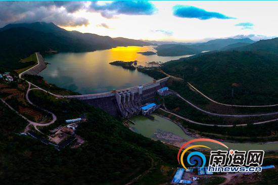 在琼中黎族苗族自治县红岭水库,夜幕下的库区蓄水充足,犹如海南中部