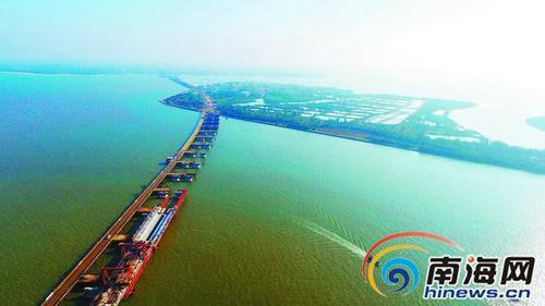  1月3日，连接海口与文昌的铺前大桥项目稳步推进。截至2016年底，铺前大桥已累计完成投资12.6亿余元，完成总投资的42%。海南日报记者 张茂 摄