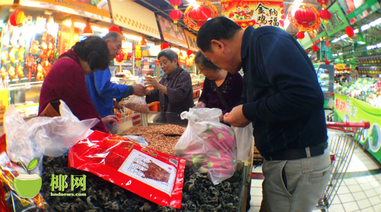 商报全媒体讯　2017年的春节比往年来得更早一些，很多市民忙碌之余突然抬头才发现，原来春节只剩下十几天了。