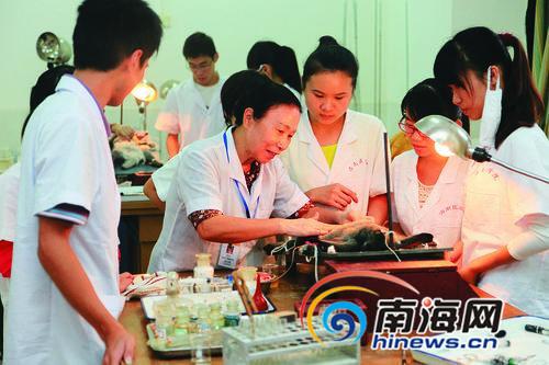 海南医学院学生正在上机能实验课。（图片由海南医学院提供）