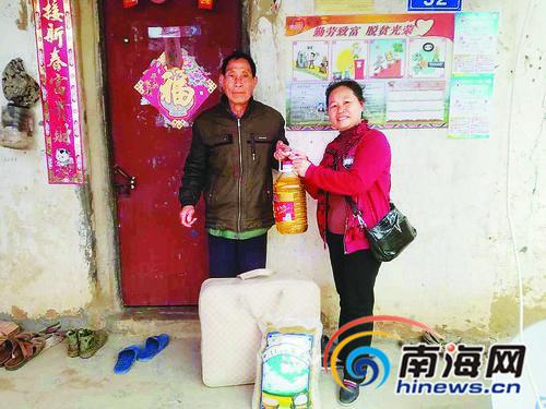 去世前一天,吴桂英自讨腰包为贫困户韦亚突一家送去了节日慰问品,并在他家门口留下了最后一张合照。图片由白沙农业科技推广服务中心提供