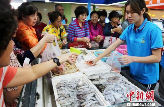 1月16日，三亚市民在乐天城农贸市场购买海鲜品。　尹海明 摄