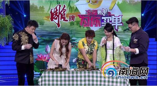 赵应琼（右二）和妈妈（右三）上央视宣传和乐粽子。
