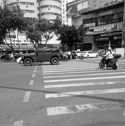 &nbsp;&nbsp;&nbsp; 一名送外卖的女子闯红灯