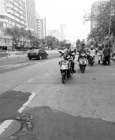 &nbsp;&nbsp;&nbsp; 外卖小哥骑车时看手机